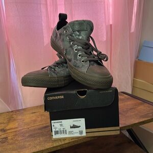 Unisex Converse NWB Size 10 Women’s Size 8 Men’s